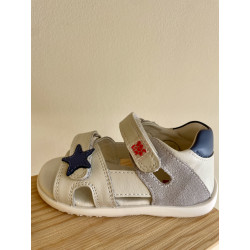 Sandalia piel blanca de Garvalin con estrella azul