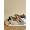 Sandalia piel blanca de Garvalin con estrella azul