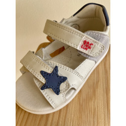 Sandalia piel blanca de Garvalin con estrella azul