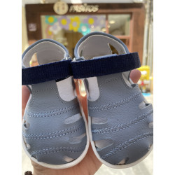 Sandalia azul con velcro de Blanditos