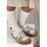 Deportiva Blanditos detalles arena y animal print 