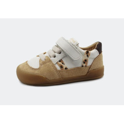 Deportiva Blanditos detalle arena y animal print