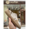 Deportiva Blanditos detalles arena y animal print