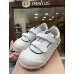 Deportivo Barefoot en piel blanco y detalles jeans
