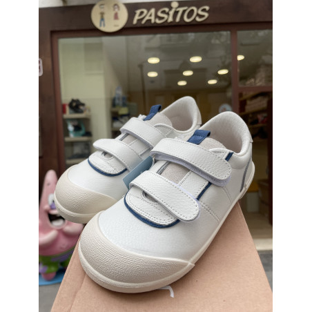 Deportivo Barefoot en piel blanco y detalles jeans