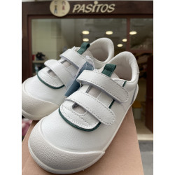Deportivo Barefoot en piel blanco y detalles verde