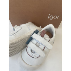 Deportivo Barefoot en piel blanco y detalles rosa