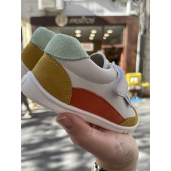 Deportivo Piruflex detalles amarillo y naranja