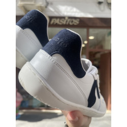 Deportivo napa blanca combinado con marino