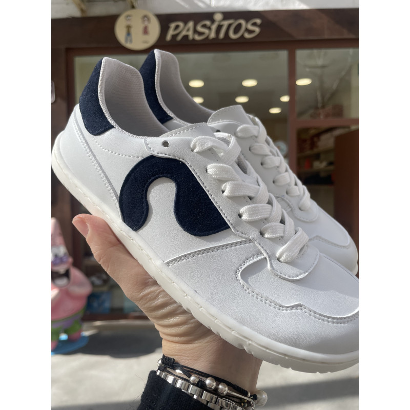 Deportivo napa blanca combinado con marino