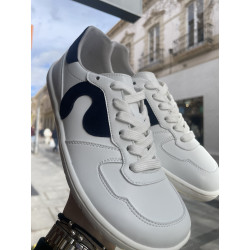 Deportivo napa blanca combinado con marino