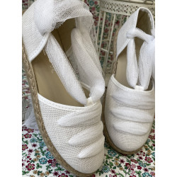 Esparteña de lino blanco con lazada de tull