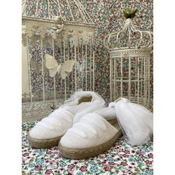 Esparteña de lino blanco con lazada de tull