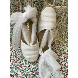 Esparteña de lino blanco con lazada de tull