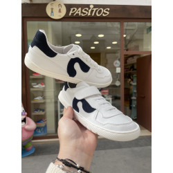 Deportivo napa blanca combinado con marino