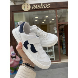 Deportivo napa blanca combinado con marino