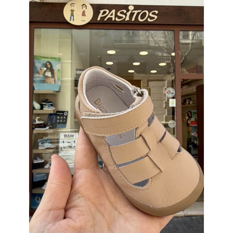 Sandalia beig con velcro de Blanditos