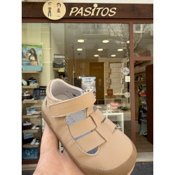 Sandalia beig con velcro de Blanditos