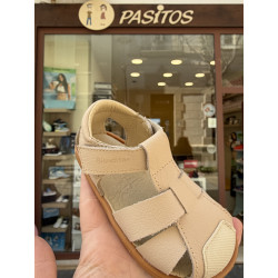 Sandalia beig con velcro de Blanditos