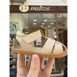 Sandalia beig con velcro de Blanditos