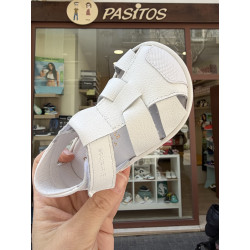 Sandalia blanca con velcro de Blanditos