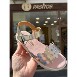 Sandalia de Conguitos con flores dorada