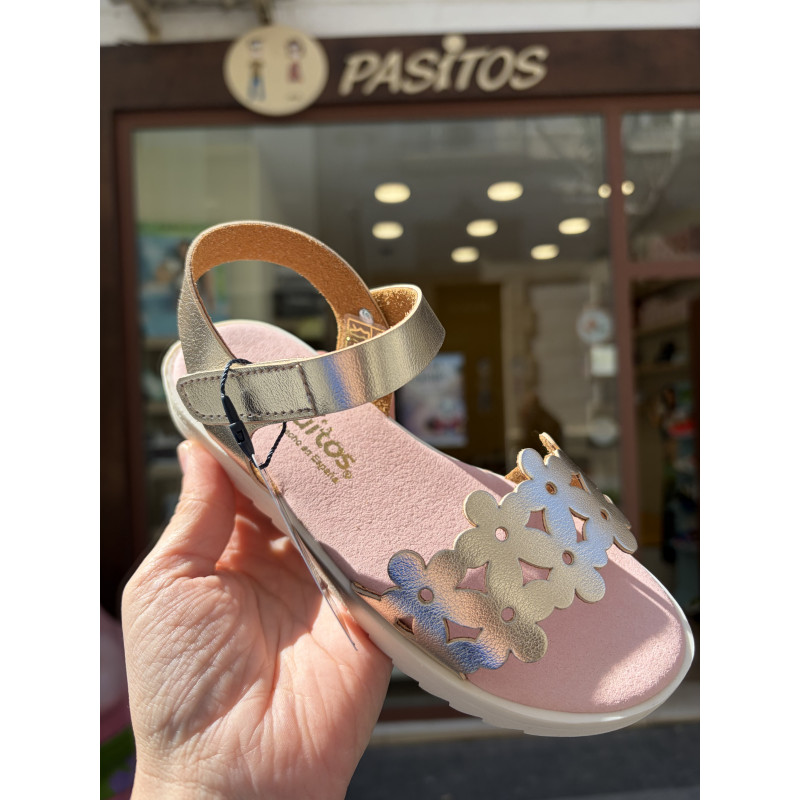 Sandalia de Conguitos con flores dorada