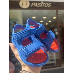 Playera de goma azul y roja