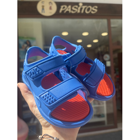 Playera de goma azul y roja