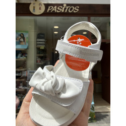 Sandalia Biomecanics blanca pala con detalle lazo