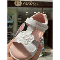 Sandalia blanca con mariposa y detalles plata