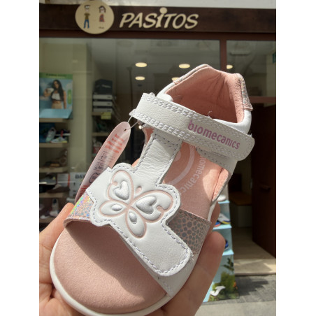 Sandalia blanca con mariposa y detalles plata