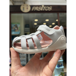 Sandalia respetuosa blanca con gliter plata